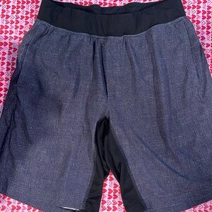Men’s Lululemon lined running shorts 9”
Black/Gray